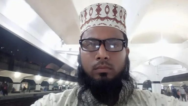 ঘুমন্ত অবস্থায় সাপের কামড়, প্রাণ গেল ইসলামি বক্তার