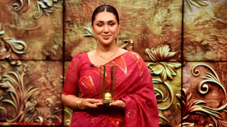 অপু বিশ্বাস পেলেন সোনার কলস সম্মাননা