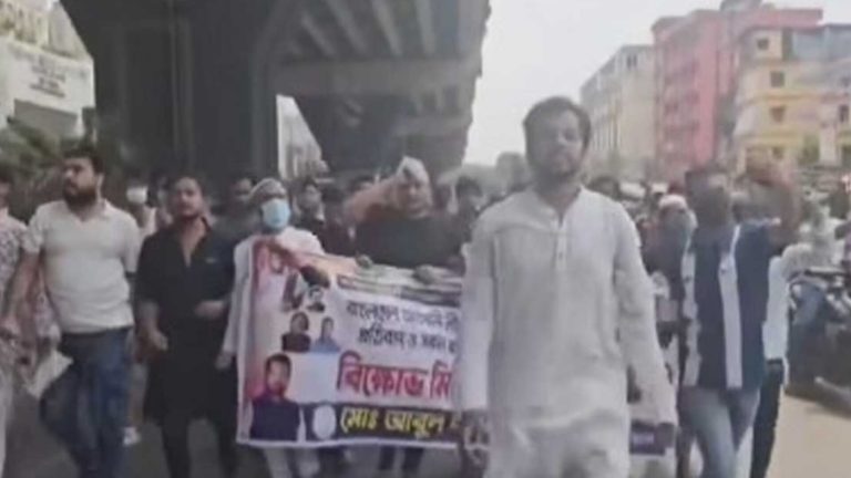 “কাফন মাথায়, স্লোগান মুখে” ৫৮ সেকেন্ডে নগর কাঁপাল যুবলীগ”