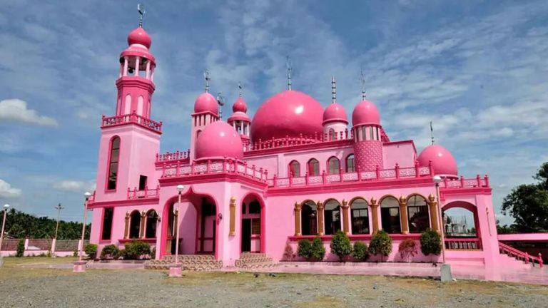 যে মসজিদে মিলেছে দুই ধর্মের হাত