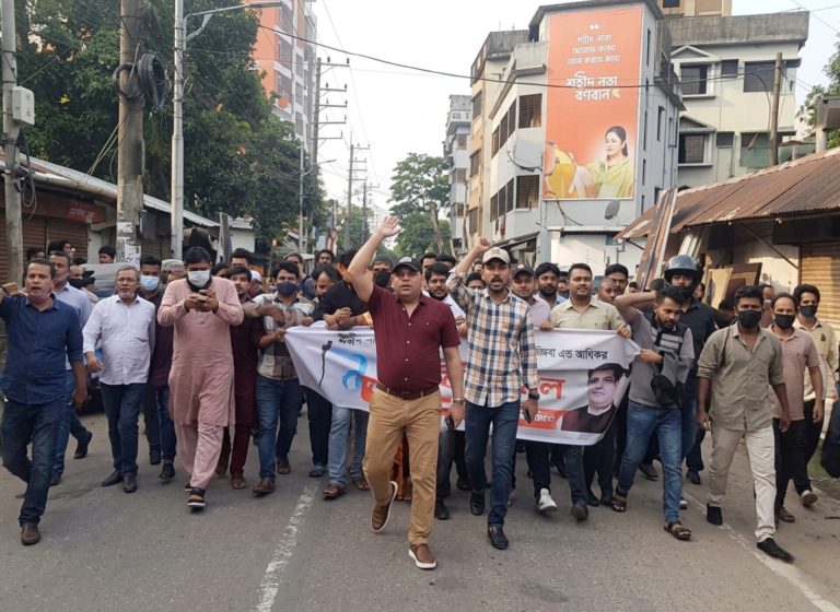পুলিশের সামনেই আ,লীগের ঝটিকা মিছিল, আটক ৪