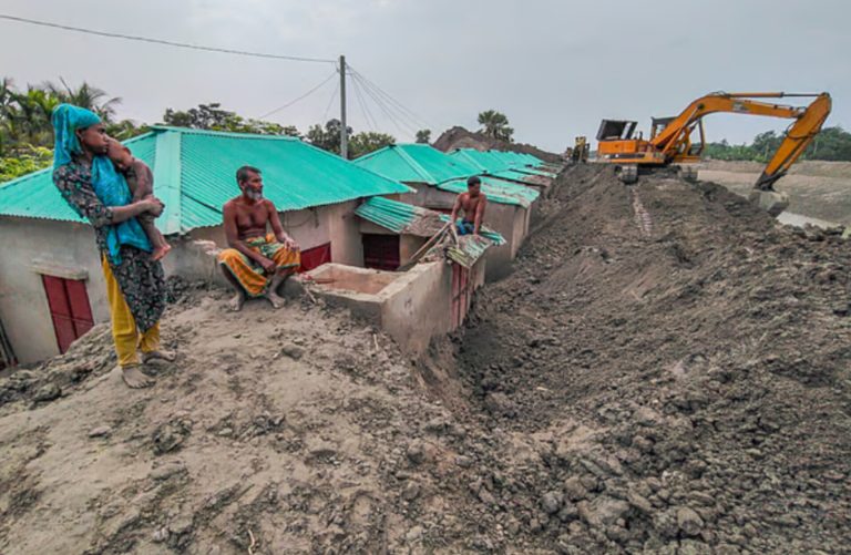 নদী খননের মাটিচাপায় গৃহহীন শতাধিক পরিবার
