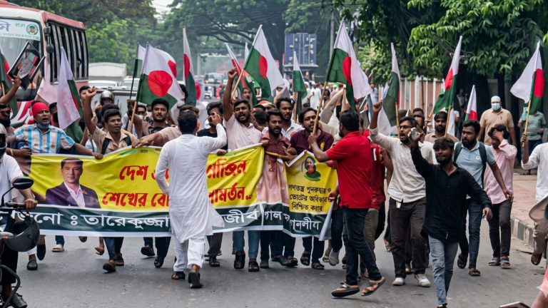 গণভবনের সামনে যুবলীগের ‘শক্তি মহড়া’