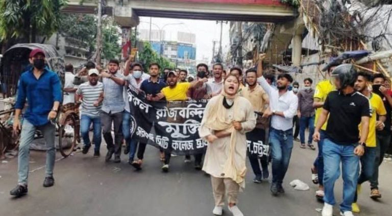 নগরের ব্যস্ত সড়কে হঠাৎ ছাত্রলীগের মিছিল, আটক ৪