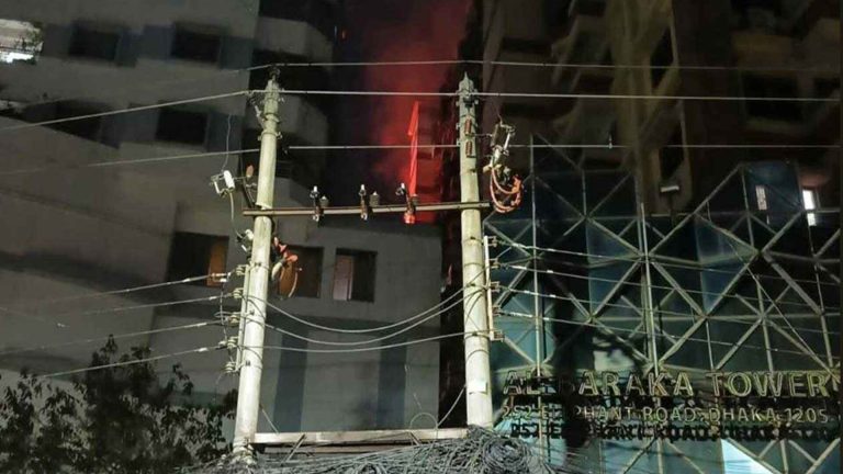 মধ্যরাতে কাঁটাবনে আগুন, দগ্ধ দুই যুবকের মৃত্যু