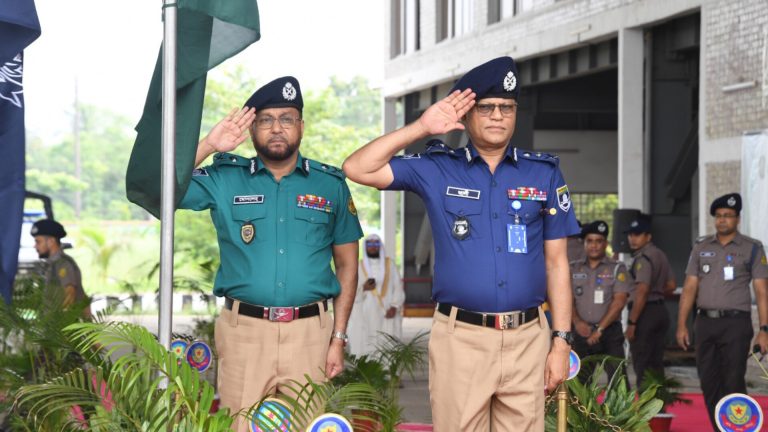 ঐতিহ্যের ছোঁয়ায় পুলিশের নতুন ইউনিফর্ম