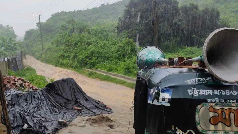 চট্টগ্রামের ঝুঁকিপূর্ণ পাহাড়ি এলাকায় প্রশাসনের মাইকিং