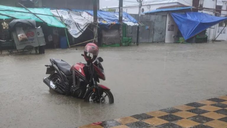 প্রবল বর্ষণে চট্টগ্রাম নগরজুড়ে জলাবদ্ধতা