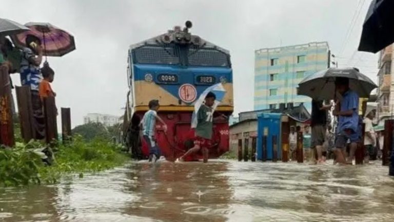 রেললাইন ডুবতেই ষোলশহরে আটকা পর্যটক এক্সপ্রেস
