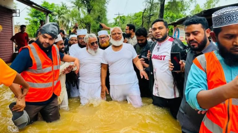 চট্টগ্রামের বন্যার্ত মানুষের পাশে জামায়াত আমীর