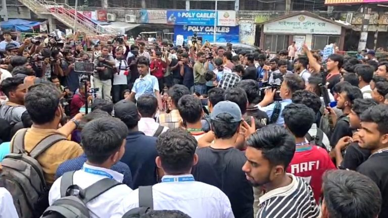 ‘ফার্মের মুরগি’ স্লোগানে উত্তাল সায়েন্সল্যাব
