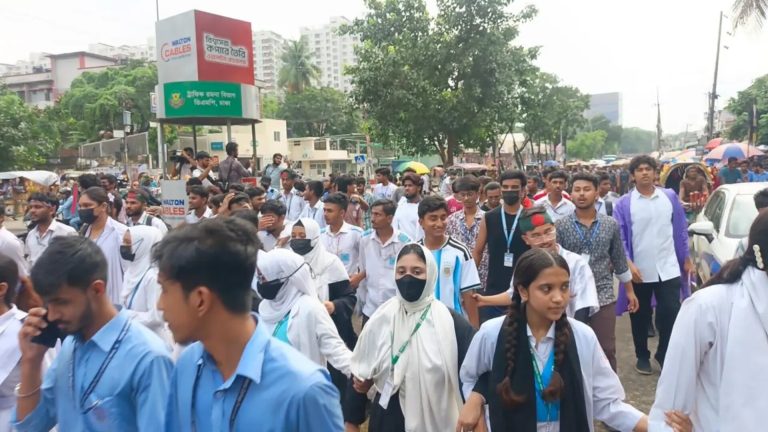 সচিবালয়ের পথে এইচএসসি পরীক্ষার্থীদের লংমার্চ