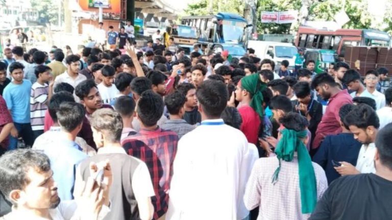 শিক্ষামন্ত্রীর পদত্যাগের দাবিতে চট্টগ্রামে বিক্ষোভ