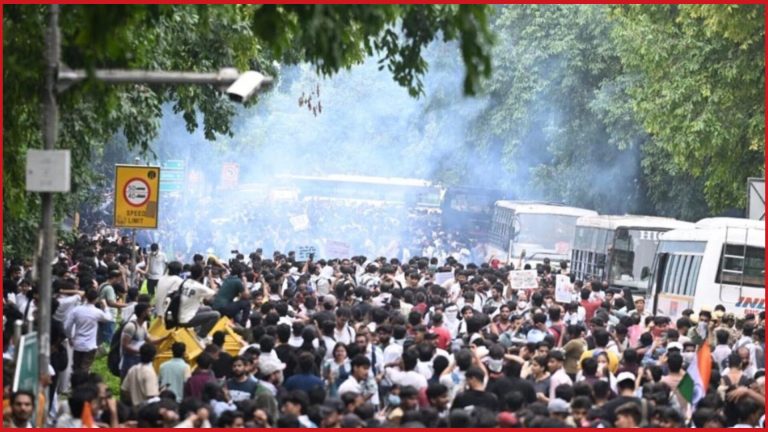 ব্যারিকেড ভেঙে সংসদের দোরগোড়ায় ছাত্রদের মিছিল