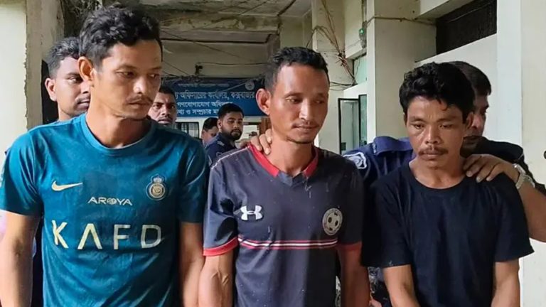 নাফ নদী পেরিয়ে বাংলাদেশে প্রবেশ, আটক ৩ 