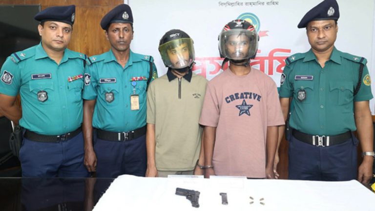 চট্টগ্রামে পুলিশের হাতে ধরা ২ সন্ত্রাসী