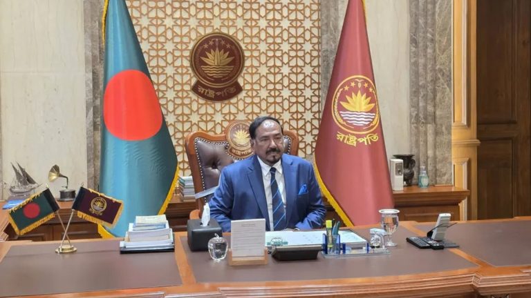 বঙ্গভবনে দায়িত্ব পালন শুরু করলেন ভারপ্রাপ্ত রাষ্ট্রপতি