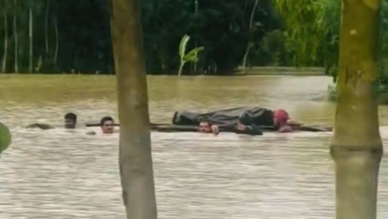 বন্যার সময় মৃত ব্যক্তির দাফন নিয়ে ইসলাম কী বলে? দুর্যোগকালীন শরিয়তের বিধান জানালেন আলেমরা