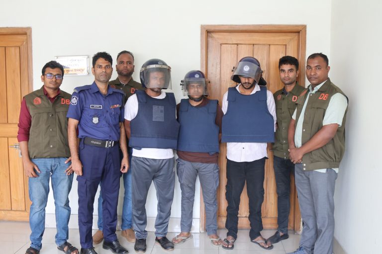 চট্টগ্রামে শীর্ষ সন্ত্রাসী চক্রের সদস্যসহ গ্রেফতার ৪