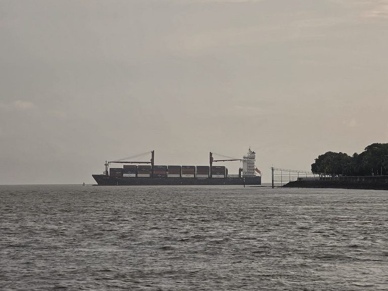 চট্টগ্রাম বন্দরে কনটেইনার জাহাজ দুর্ঘটনা