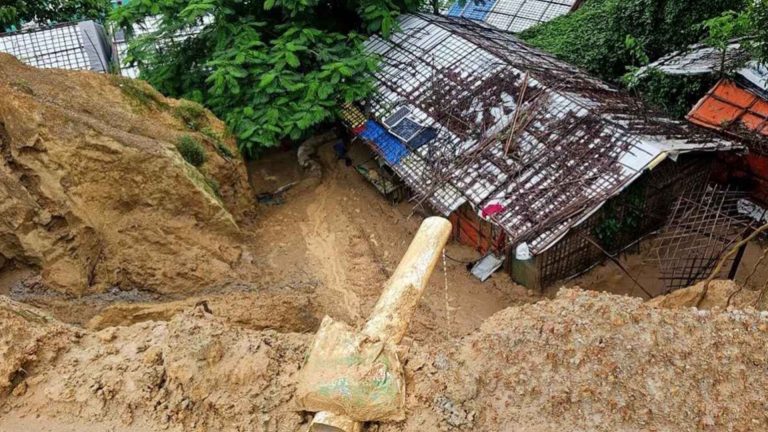 রোহিঙ্গা ক্যাম্পে পাহাড়ধস, মাটিচাপায় প্রাণ হারাল শিশু