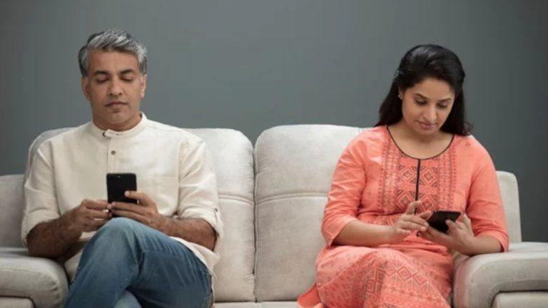 ফোন যেভাবে নষ্ট করছে আপনাদের সম্পর্ক