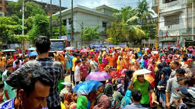 ‘বেতন পরিশোধ করুন’- দাবিতে সড়ক অবরোধ