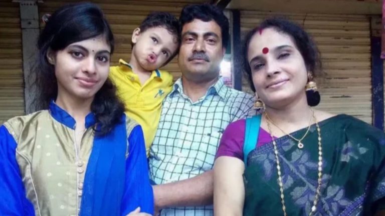 বাড়িতে দুর্গন্ধ, দরজা খুলতেই মিলল একই পরিবারের ৪ লাশ