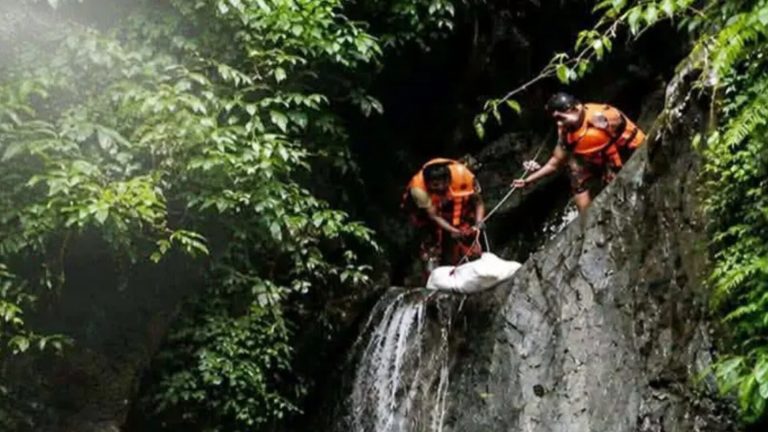 পাহাড়ের ২০০ ফুট গভীর খাদে মিলল নারীর মরদেহ