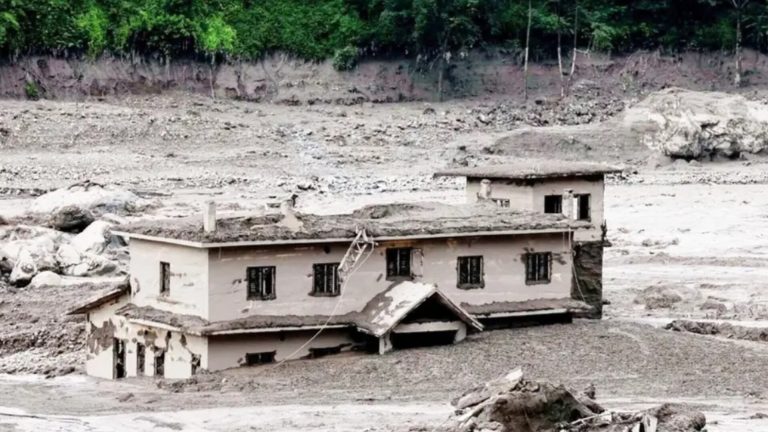 নেপালে আকস্মিক বন্যায় মৃতের সংখ্যা বেড়ে ৭৩৪