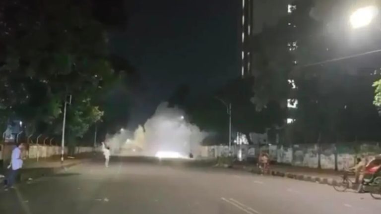 রাতের আঁধারে ঢাবিতে ককটেল বিস্ফোরণ