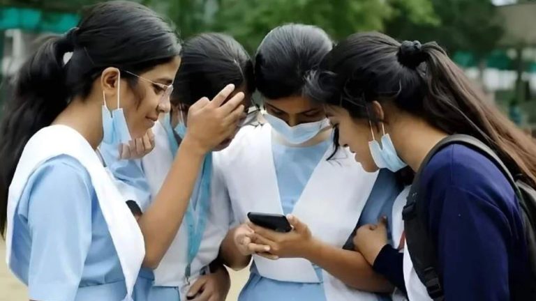 প্রথম ধাপেই কলেজহীন ২২০৫ জিপিএ-৫ পাওয়া শিক্ষার্থী