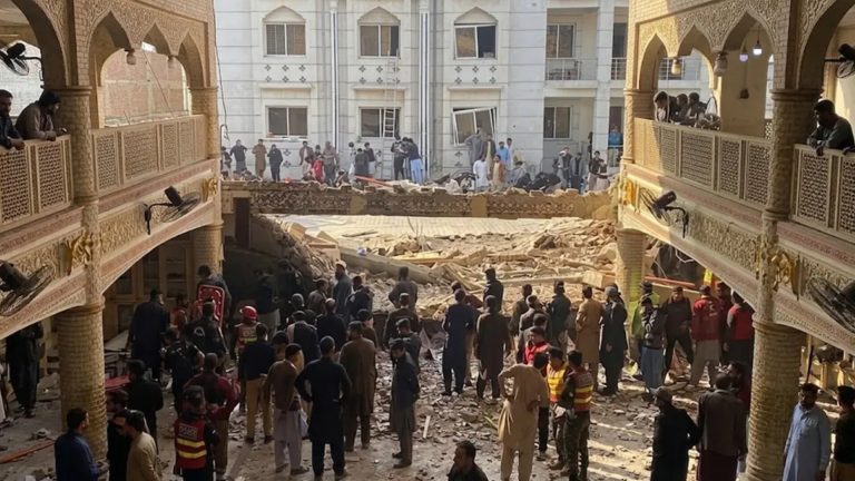 পাকিস্তানে মসজিদে ভয়াবহ বোমা হামলা, নিহত অন্তত ১৬