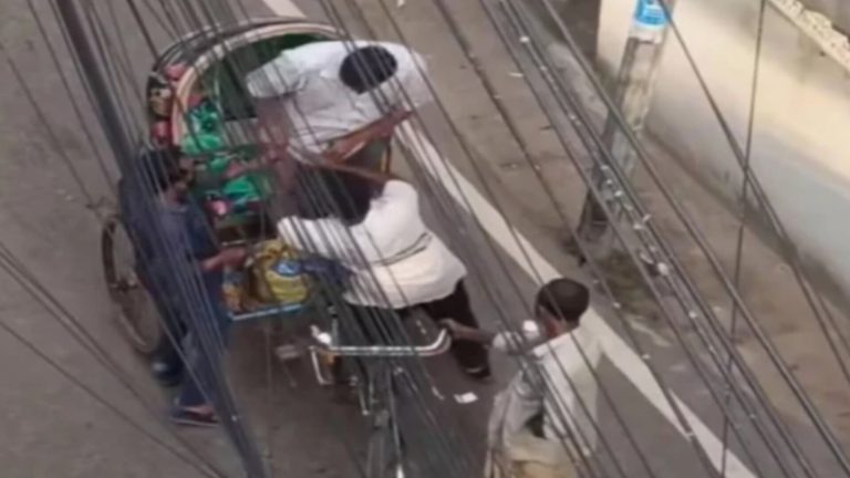 চট্টগ্রামে দিনদুপুরে ছিনতাই, ছুরি হাতে ২ যুবক