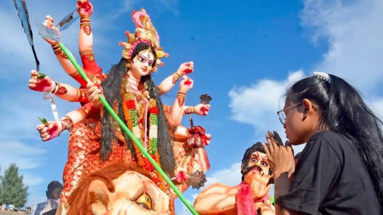 পূজার ছুটিতে বড় পার্থক্য, কারা পাচ্ছেন টানা ৪ দিন