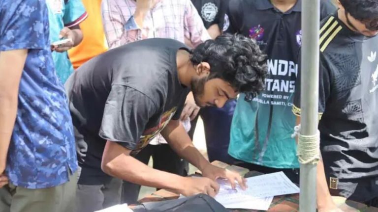 চুয়েটে সাবেক ভিসিকে ফেরানোর দাবিতে গণস্বাক্ষর