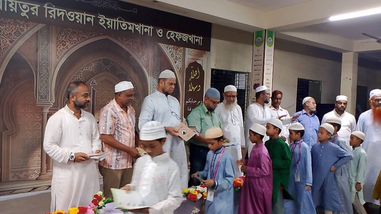 চট্টগ্রামে শিক্ষার্থীদের হাতে পবিত্র কোরআন তুলে দিল আলহাজ্ব মনির আহমদ ফাউন্ডেশন