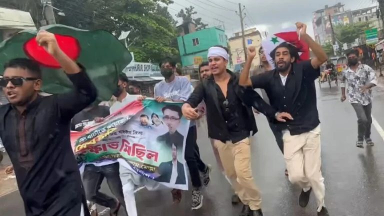 মাথায় কাফনের কাপড় বেঁধে ছাত্রলীগের মিছিল