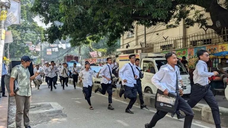 ঢাকা কলেজ ও আইডিয়াল কলেজ শিক্ষার্থীদের মধ্যে সংঘর্ষ
