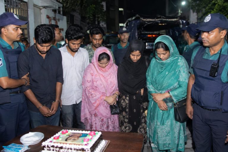 বায়েজিদে শেখ হাসিনার জন্মদিনের কেক কাটার আয়োজন, নারীসহ আটক ৭