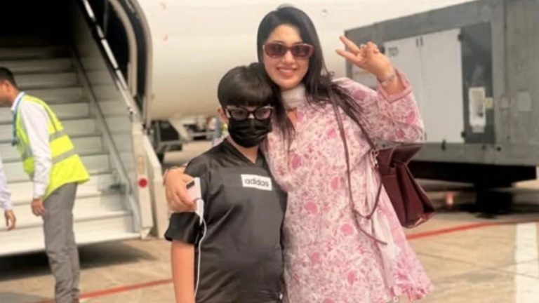 ছেলেকে নিয়ে কক্সবাজারে অপু বিশ্বাস