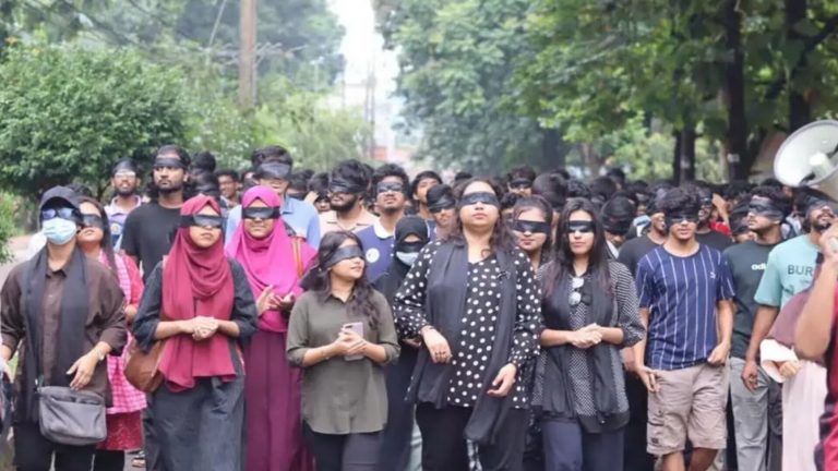 চোখ বেঁধে চুয়েট শিক্ষার্থীদের প্রতিবাদ মিছিল, সাবেক ভিসিকে ফেরানোর দাবি