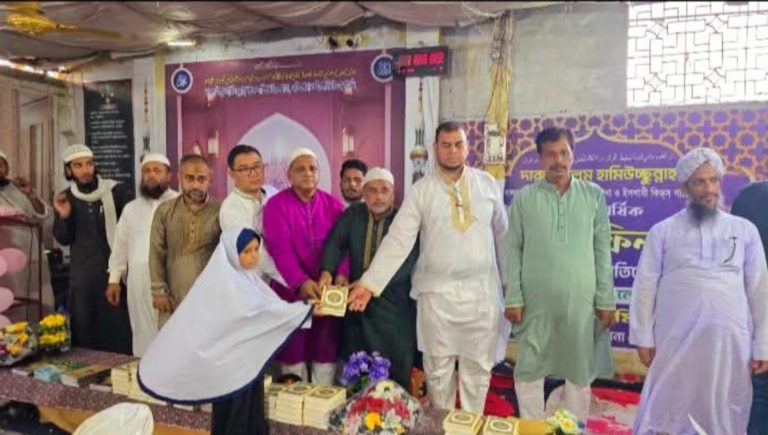 বাঁশখালীতে শিক্ষার্থীদের হাতে কোরআন তুলে দিল মনির আহমদ ফাউন্ডেশন