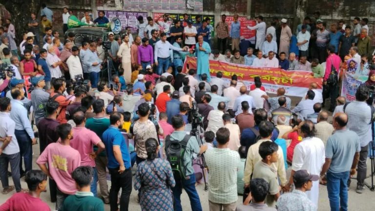 ১৫ বছরের ইজারা ঠেকাতে চট্টগ্রাম বন্দরের ফটকে শ্রমিকদের অবস্থান