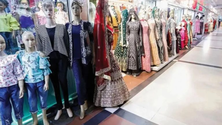 দুর্গাপূজায় বদলে গেল দোকান খোলার সময়সূচি