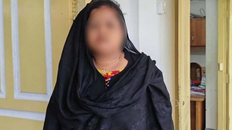 ফ্যামিলি কার্ডের প্রলোভনে ৯৮ হাজার টাকা নেওয়ার অভিযোগ, আটক নারী 