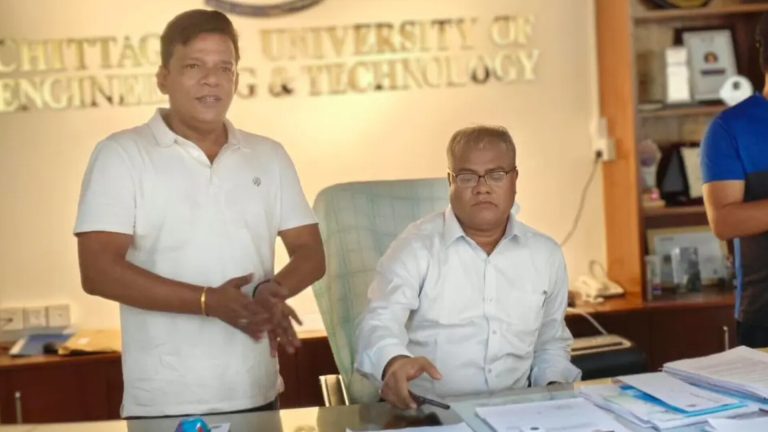 ২১ দিনের অচলাবস্থা, তালা ভেঙে চুয়েটে ঢুকলেন নতুন উপাচার্য