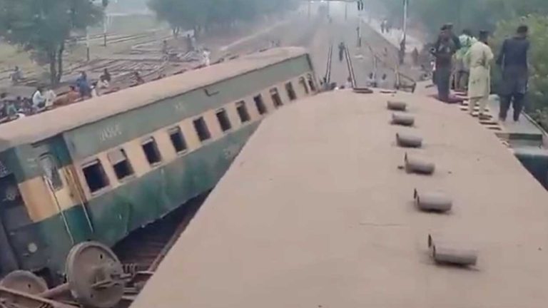 পাকিস্তানে ট্রেন লাইনচ্যুত, নিহত অন্তত ৫, আহত ৩০