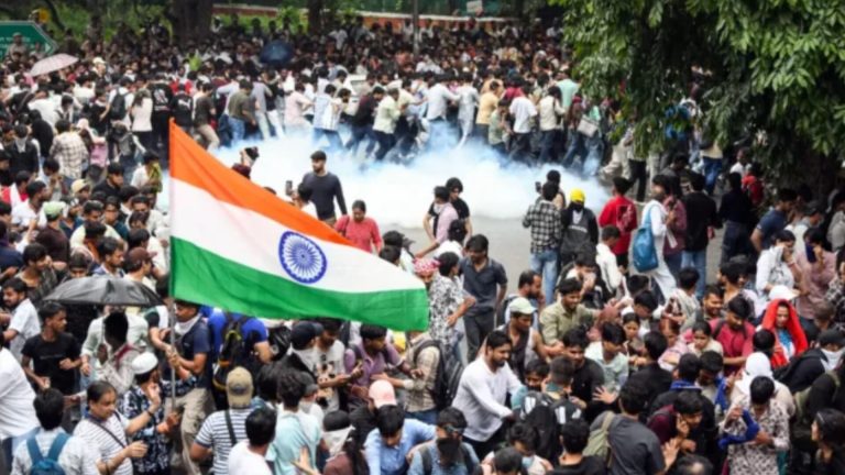 জাতীয় পতাকা হাতে যন্তর মন্তরে প্রবেশ, আটক ককোরোচ জনতা পার্টির নেতারা