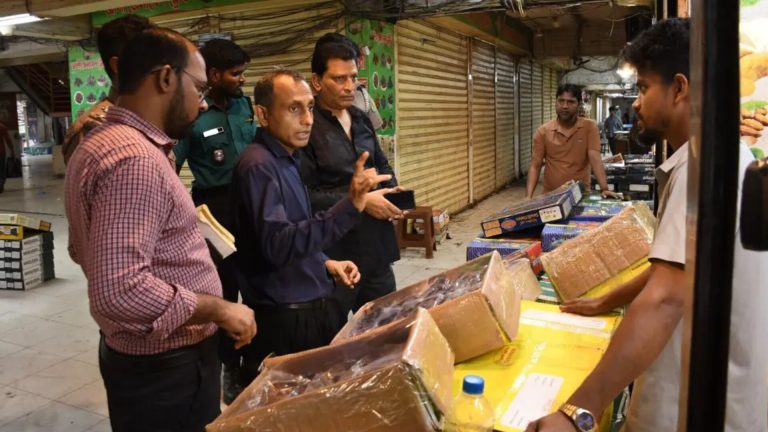 চট্টগ্রামে খেজুরে তেল মেখে বিক্রি, পাঁচ প্রতিষ্ঠানকে জরিমানা